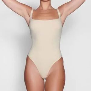 SKIMS FITS EVERYBODY CAMI BODYSUIT sand M